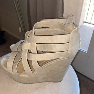 Tan like new wedges